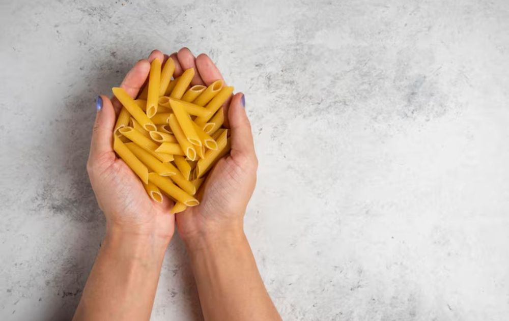 Comer fideos secos es un experimento raro en la alimentación y puede generar riesgos a corto plazo.