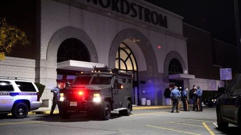 Un hombre entró a los tiros a un shopping en EEUU