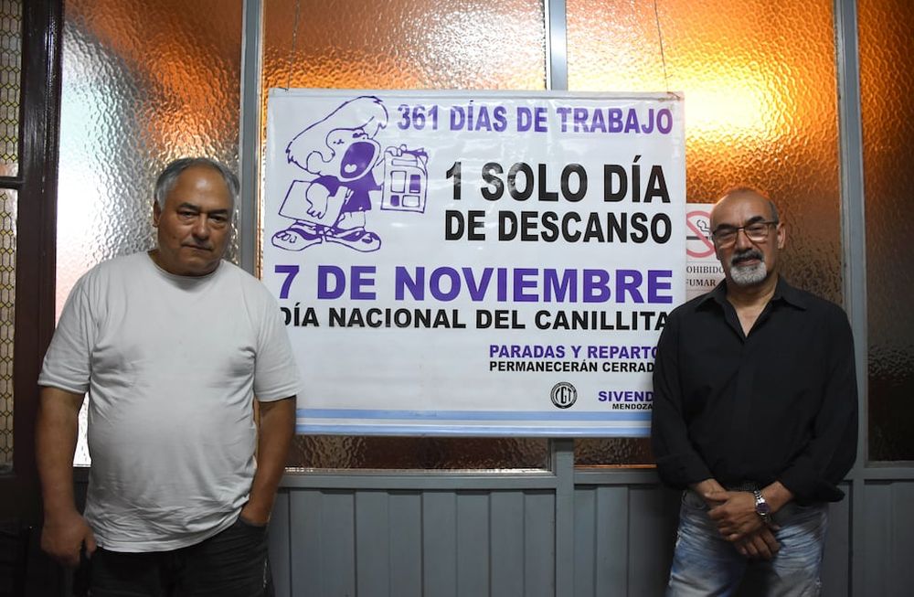 Raul Camargo Secretario General del Sindicato de Canilliitas junto a Carlos Nacussi Secretario Adjunto en representación de sus colegas y compañeros de trabajo en el día del Canillita / Mariana Villa