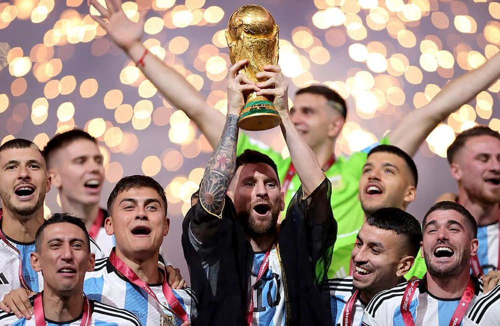 Una foto que no olvidaremos jamás y que veremos por siempre: Messi, sus compañeros, la Copa y la gloria eterna. / EFE