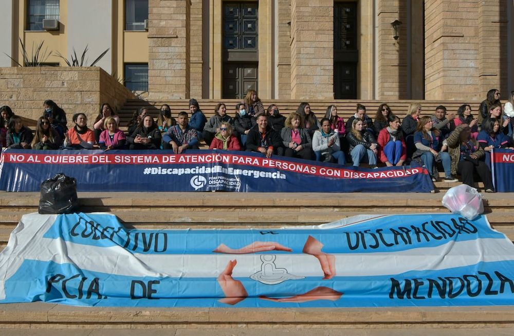 Familiares de personas con discapacidad y prestadores de servicios de salud, reclamarán esta tarde a las 20. Han organizado una marcha silenciosa para visibilizar el problema, recorrerán las calles céntricas y culminarán en la Legislatura Provincial. La foto corresponde a la última protesta, a fines de agosto, que culminó en la Casa de Gobierno. Foto: Orlando Pelichotti / Los Andes