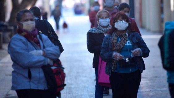 La distancia, cuando es la adecuada, juega a nuestro favor, por eso hay que archivar el abrazo para cuando nos podamos saludar entrechocando los cuerpos.