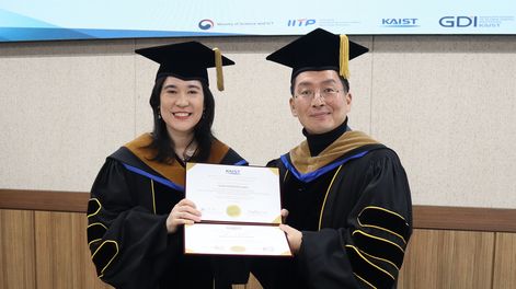 María Josefina Rim (izq.) durante la ceremonia de doctorado en Gestión de Innovaciones Globales para la producción de estadísticas de precios, de la Universidad KAIST (Korea Advanced Insti tute of Science and Technology).