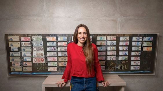 La pintora de Florencia Aise, fue contratada por el coleccionista mendocino Oscar Caseres y pintó un cuadro basado en la historia de la moneda argentina a través de los años.Foto: Ignacio Blanco / Los Andes