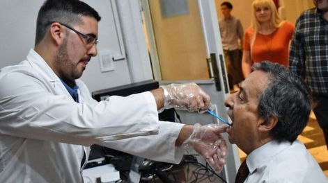 Los Andes | Personal del Laboratorio de Huellas toma la muestra del diputado provincial Enrique Thomas y a partir de ahora pasará a formar parte del Registro que ya cuenta con 89.000 perfiles genéticos.