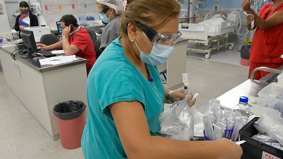 En los hospitales admiten que, por la segunda ola del virus, llegan más embarazadas con cuadros graves. Foto: Orlando Pelichotti / Los Andes