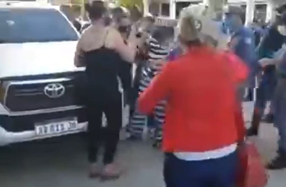 Una mujer fue detenida luego de protestar frente al auto del ministro de Salud provincial.