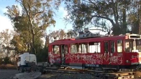 Retiraron las duplas abandonadas del Metrotranvía en Maipú y serán destinadas a desguace