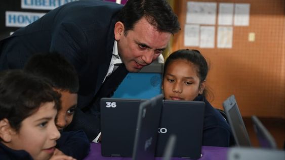 La Muni y DGE entregaron más de 900 computadoras para 31 escuelas de Godoy Cruz