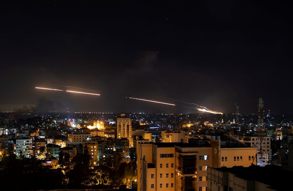 Misiles disparados desde Gaza se dirigen hacia territorio israelí. AP