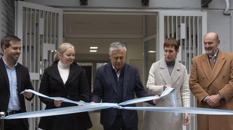 El gobernador Alfredo Cornejo y demás funcionarios dan por inauguradas las nuevas instalaciones.&nbsp;