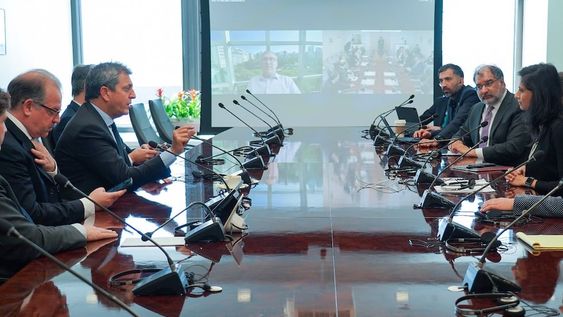 La subdirectora gerente del Fondo Monetario Internacional (FMI), Gita Gopinath, y el ministro de Economía, Sergio Massa - Foto Twitter Sergio Massa