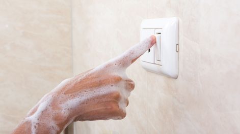Este es el electrodoméstico que consume más energía en tu baño: equivale a usar el secador de pelo 40 minutos al día
