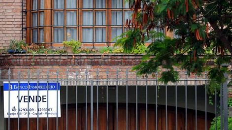 Créditos hipotecarios en jaque por la suba de tasas y del dólar