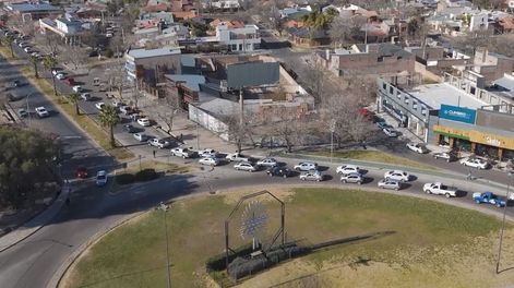 La caravana de vehículos en San Rafael reclamando por la Lucha Antigranizo. Foto: Prensa Municipalidad de San Rafael.