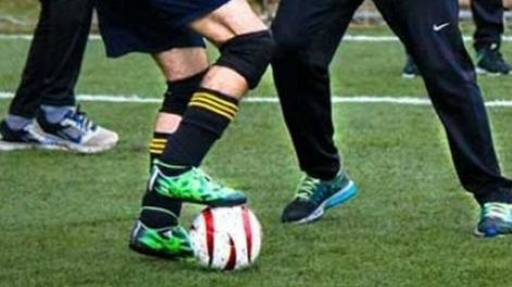 Las lesiones derivadas de actividades recreativas, como el fútbol con amigos, tendrán un impacto en el salario, según establece la reforma laboral.&nbsp;