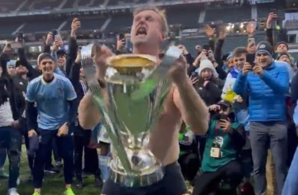 Ronny Deila, técnico del Nwe York City campeón de la MSL, se desnudó delante de todos los presentes en el estadio cumpliendo su promesa.
