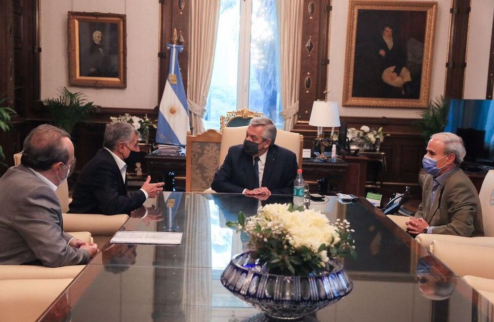 El Presidente analizó la posibilidad de expandir las exportaciones de vino a China junto a José Alberto Zuccardi y Sergio Spadone. Foto: Casa Rosada