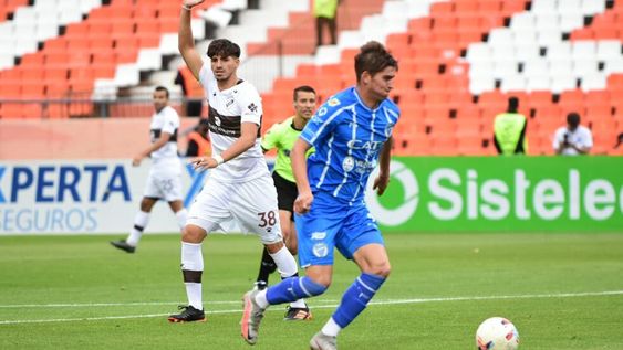 Tomás Badaloni, abrió el marcador para el Tomba ante Platense con una exquisita definición. / Mariana Villa (Los Andes).