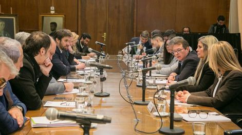 El ministro, Víctor Fayad, participó del encuentro encabezado por el secretario Carlos Guberman para discutir el reparto del Impuesto a los Combustibles y los Aportes del Tesoro Nacional.