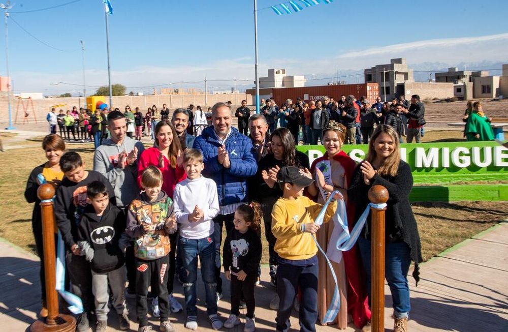 Stevanato sigue mejorando barrios de Maipú y esta vez fue el turno de los vecinos del barrio San Miguel, en Rodeo del Medio. Foto: Prensa Maipú