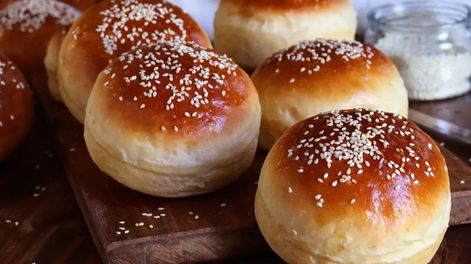 Esta receta rinde para 6 porciones y sus pasos son varios pero sencillos que dejan como resultado un pan tierno y saludable.