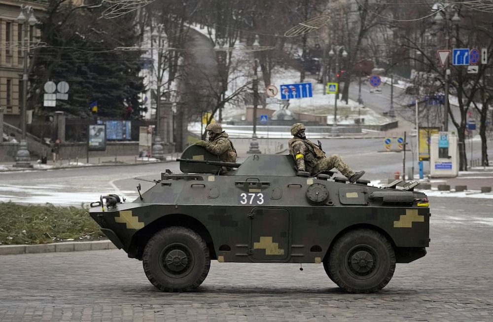 Militares ucranianos viajan sobre un vehículo blindado de transporte de personal que avanza a toda velocidad por un bulevar desierto durante una alarma de ataque aéreo, en Kiev, Ucrania, el martes 1 de marzo de 2022. / Foto: AP