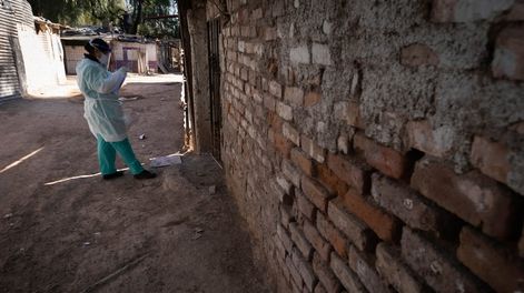 Los Andes | Si bien el Gobierno realizó testeos en casas, luego se decidió definir nuevos positivos por contacto estrecho familiar. Foto: Ignacio Blanco / Los Andes