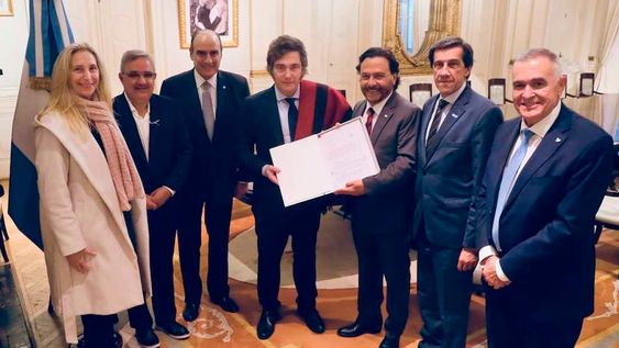 El presidente Javier Milei se entrevistó con el gobernador de Jujuy, Carlos Sadir; el de Salta, Gustavo Sáenz; el de Tucumán, Osvaldo Jaldo; y el de Catamarca, Raúl Jalil, esta tarde en la Casa Rosada. Foto NA