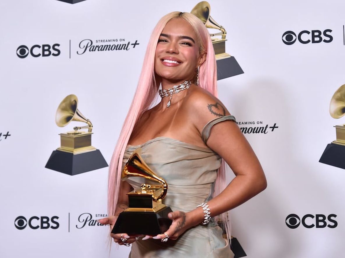 ARCHIVO - Karol G posa en la sala de prensa con el premio al mejor ábum de música urbana por Mañana será bonito en la 66a entrega anual de los Grammy el 4 de febrero de 2024, en Los Angeles. La edición 2024 de los Latin Grammys regresará a Miami en noviembre. (Foto Richard Shotwell/Invision/AP, archivo)