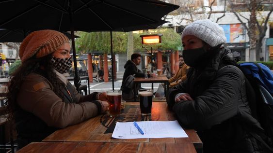 Los bares, restaurantes y cafés se preparan para  el día del amigo. Luciana junto a su amiga Eugenia comparten una cerveza en Peatonal Sarmiento.