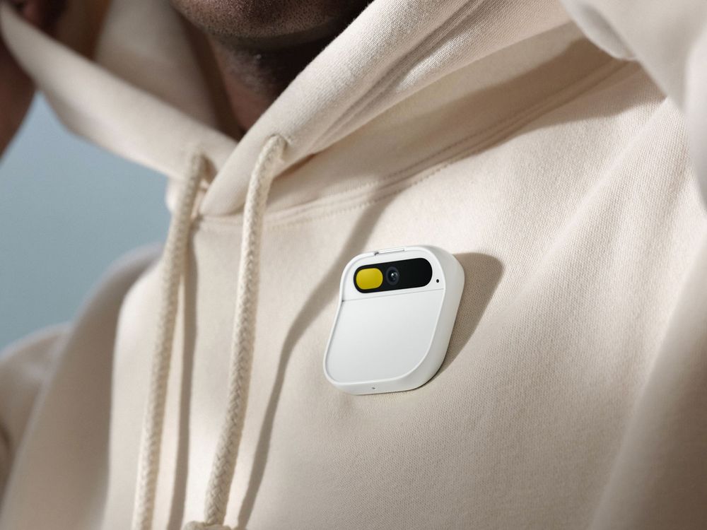 El Humane AI Pin fue un dispositivo con inteligencia artificial y sin pantalla presentado en 2025 que prometía desterrar al smartphone, pero sus malas reseñas, su pobre rendimiento y su alto precio provocaron su retirada del mercado.