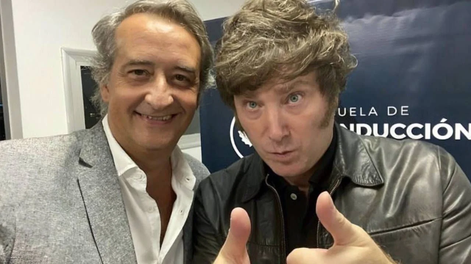 Nicolás Mayoraz junto a Javier Milei. (archivo)