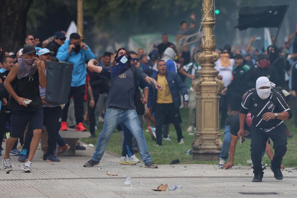 Manifestantes se enfrentan a miembros de la policía argentina.