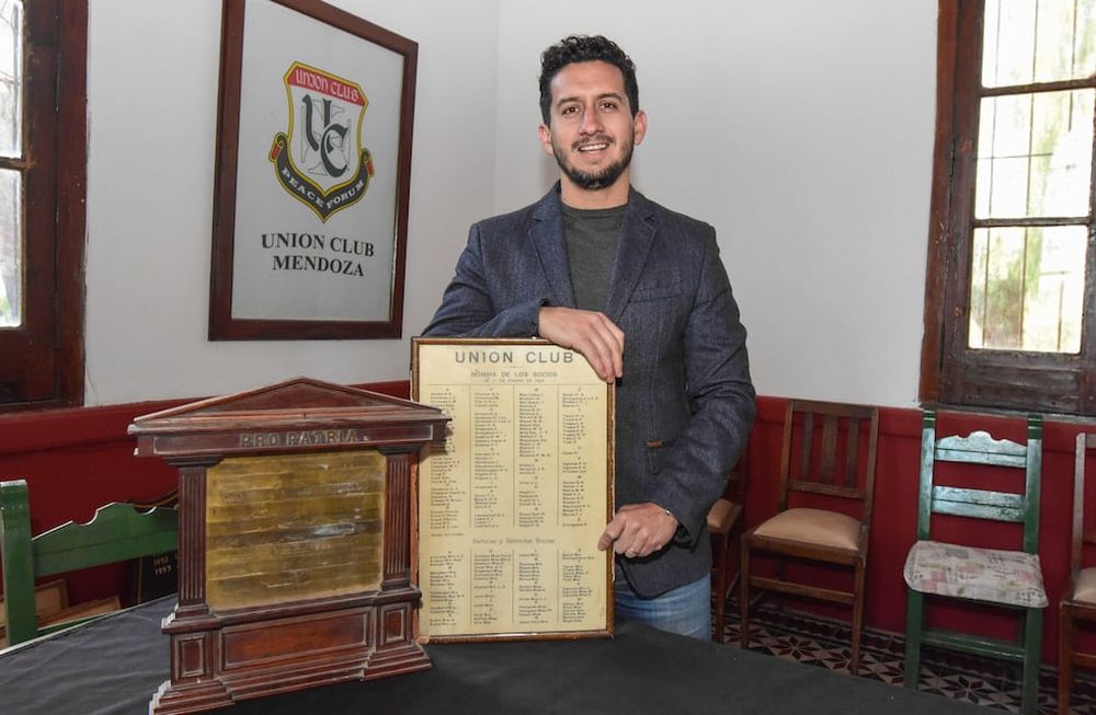 Sergio Ontiveros en la nueva sede del Club Unión, la ex bodega El Sauce donde funcionará el predio deportivo, un espacio cultural y hasta un barrio. / Mariana Villa - Los Andes