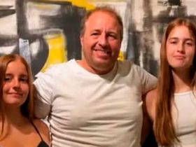 Andrés Masó junto a sus hijas Juana y Rosario, fallecidas en el choque en Maipú