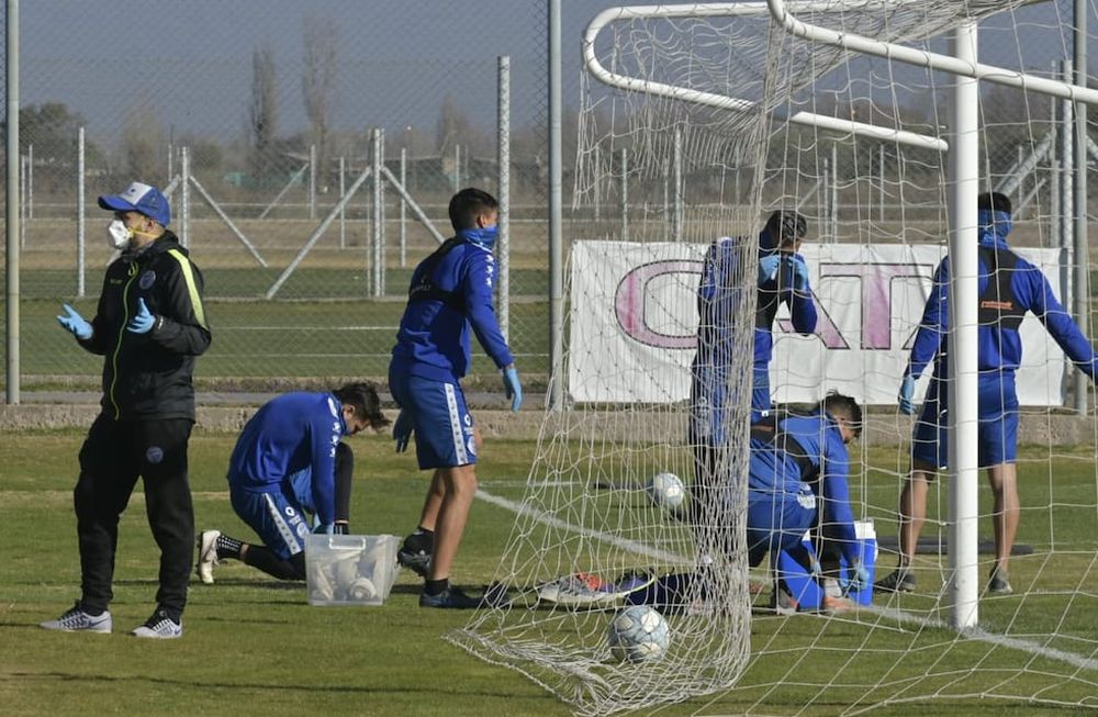 Los jugadores de Godoy Cruz, durante la sesión que marcó el regreso de los entrenamientos en el fútbol de Primera División. Foto: Orlando Pelichotti  / Los Andes