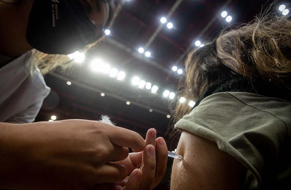 El sábado por la tarde llegaron más de 811.000 vacunas AstraZeneca al país, de las cuales 35.600 le corresponden a Mendoza. Este lunes, en tanto, llegaron otras 934.000 que se distribuirán en el transcurso de la semana. Foto: Ignacio Blanco / Los Andes