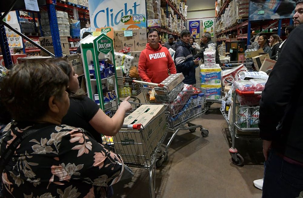 Tour de compras de chilenos por mercados de Mendoza. La devaluación constante del peso argentino se transforma en oportunidades de compras para los transandinos. Un supermercado mayorista esta mañana mostraba cientos de chilenos comprando / Foto: Orlando Pelichotti