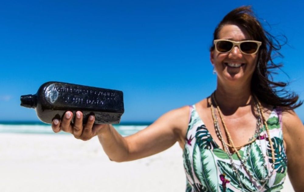 La turista accedió a fuentes oficiales para aclarar el mensaje de la botella. El descubrimiento se convirtió rápidamente en récord Guinness.