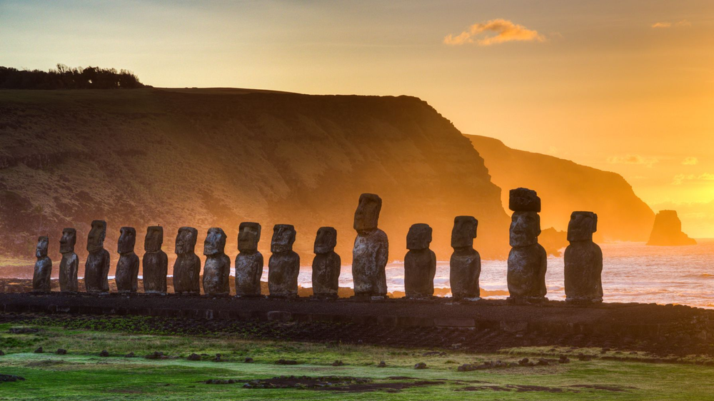 Moai mirando el horizonte
