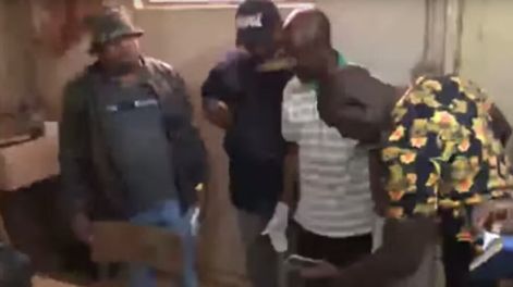 El alcalde de Nairobi visitó un hospital y encontró 12 cadáveres de bebés en una bolsa