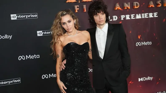 Miley Cyrus se mostró con su novio en la premier de Avatar.