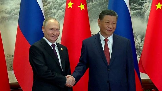 Vladimir Putin y Xi Jinping, presidentes de Rusia y China respectivamente, se saludan durante la conferencia conjunta que dieron este jueves en Pekín.