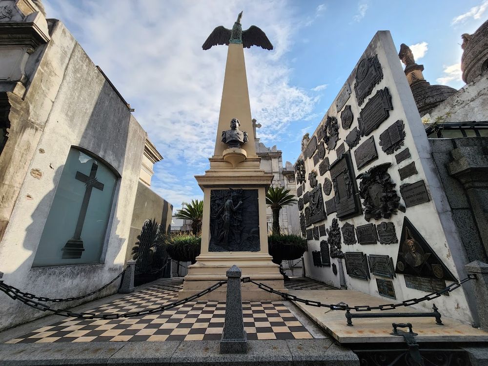 La tumba de Domingo Faustino Sarmiento en el Cementerio de la Recoleta constituye uno de los ejemplos más representativos del simbolismo masónico en la arquitectura funeraria argentina. Foto: Luciana Sabina