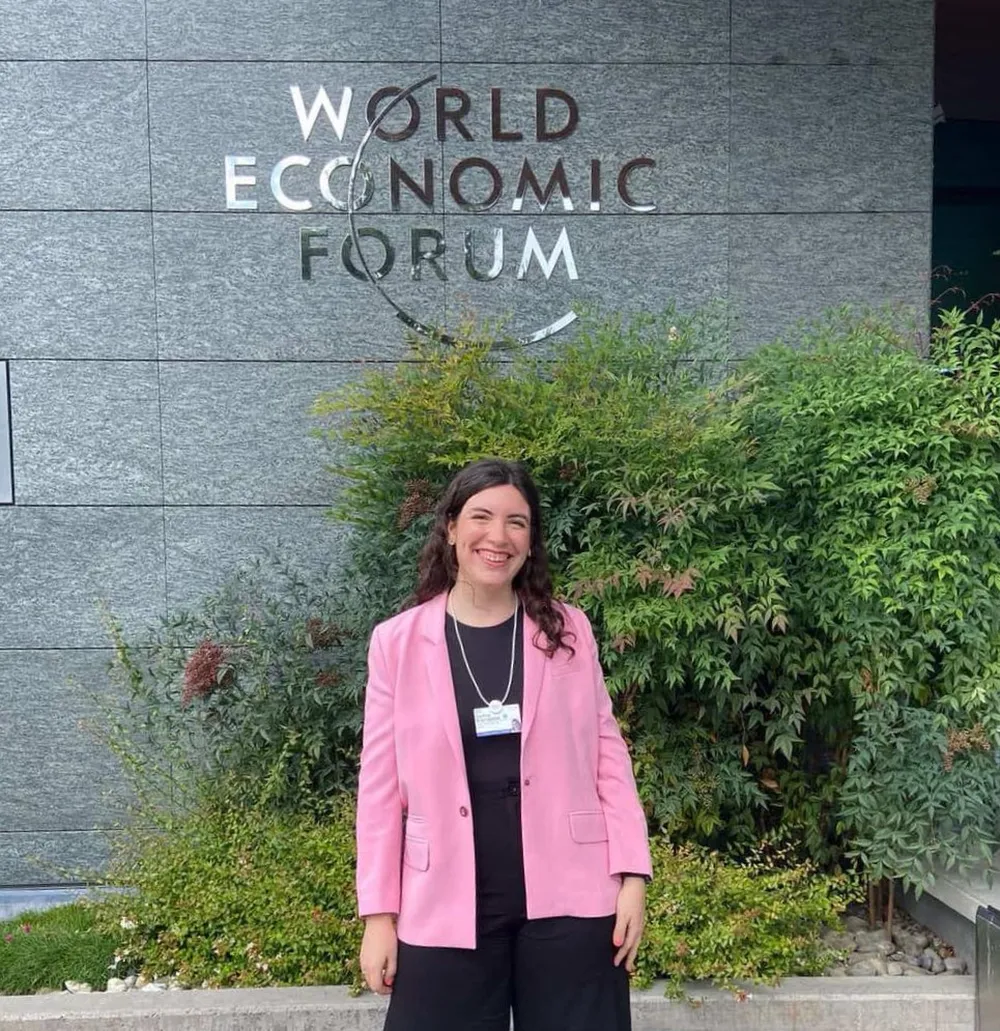 Delfina Arambuillet, especialista en IA, que fue la única argentina entre 40 jóvenes elegida para aportar sus conocimientos en el foro de Davos.