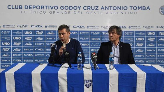 Presentación de Diego Flores, cómo nuevo director técnico del equipo de futbol de Godoy Cruz Antonio TombaDiego Flores (izquierda) junto a Alejandro Chapini, Vicepresidente de Godoy Cruz. / José Gutiérrez