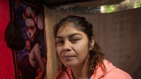 Los Andes | La multicampeona Yésica Marcos (35) vive en una casa de nailon, palos y chapa que ella misma levantó en San Martín, al costado de la ruta. Necesita ayuda para construir su casa. Foto: Ignacio Blanco / Los Andes.