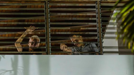 Fotografía de dos de los seis opositores venezolanos que se encuentran refugiados en la residencia oficial de la embajada de Argentina este lunes, en Caracas (Venezuela). Los opositores se encuentran refugiados desde el 26 de marzo y denunciaron que un grupo de policías pretende tomar el edificio diplomático. EFE/ Henry Chirinos
