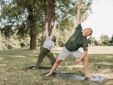 yoga desde los 70 anos: por que este tipo de ejercicio es ideal para prevenir caidas y lesiones